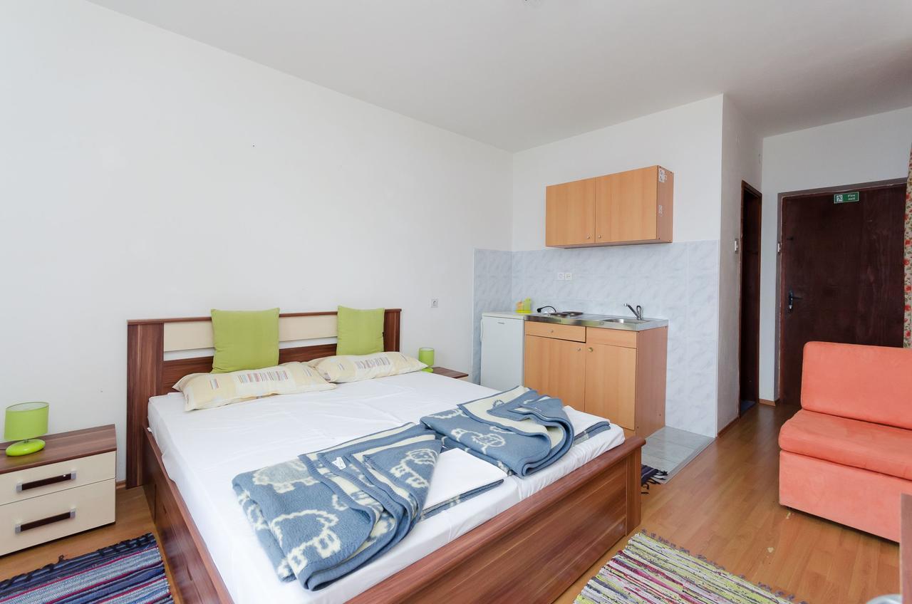 Apartments And Room Luka Klenovica Zewnętrze zdjęcie